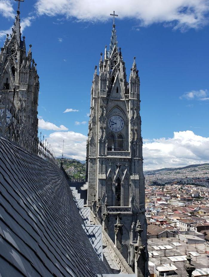从一座教堂的高塔俯瞰厄瓜多尔